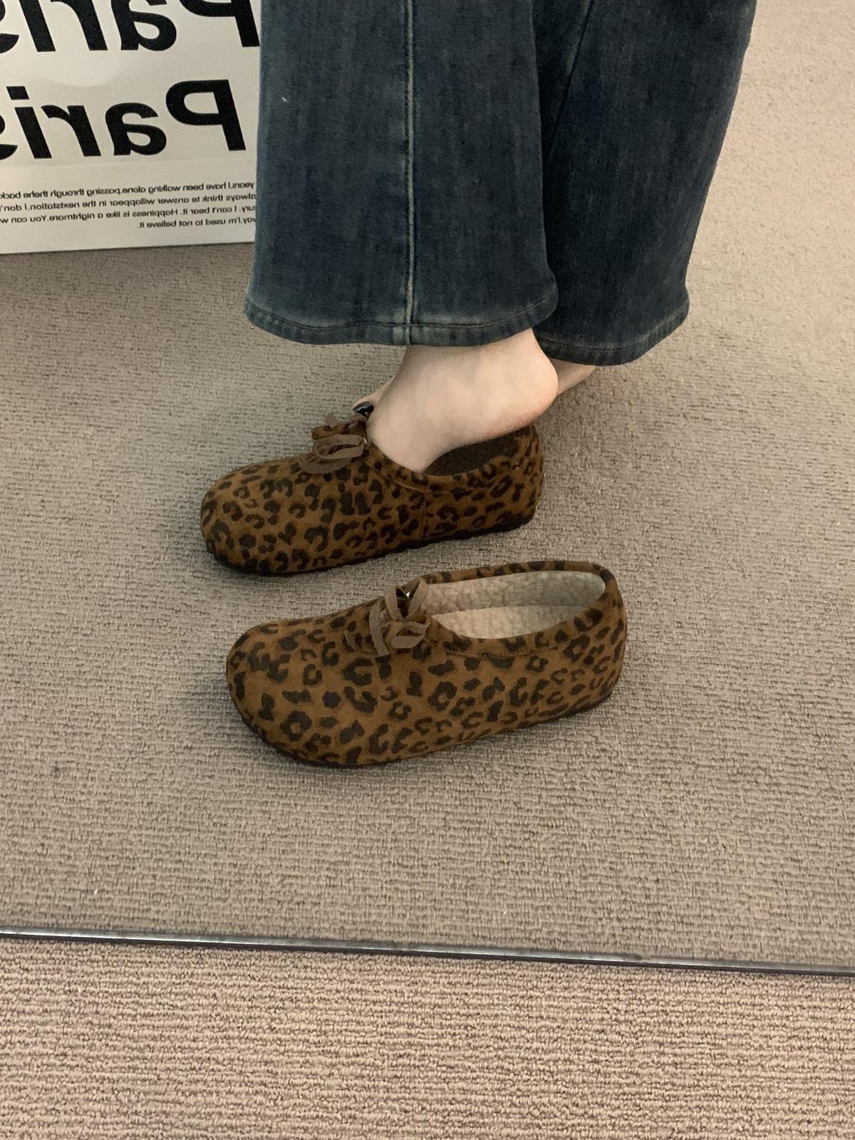 

В вечернем ветре, он увеличивается в высоту, толстая леопардовая подошва и бархат, и носит уродливые и милые хлопковые туфли Doudou с глубоким вырезом осенью 38 леопардовый