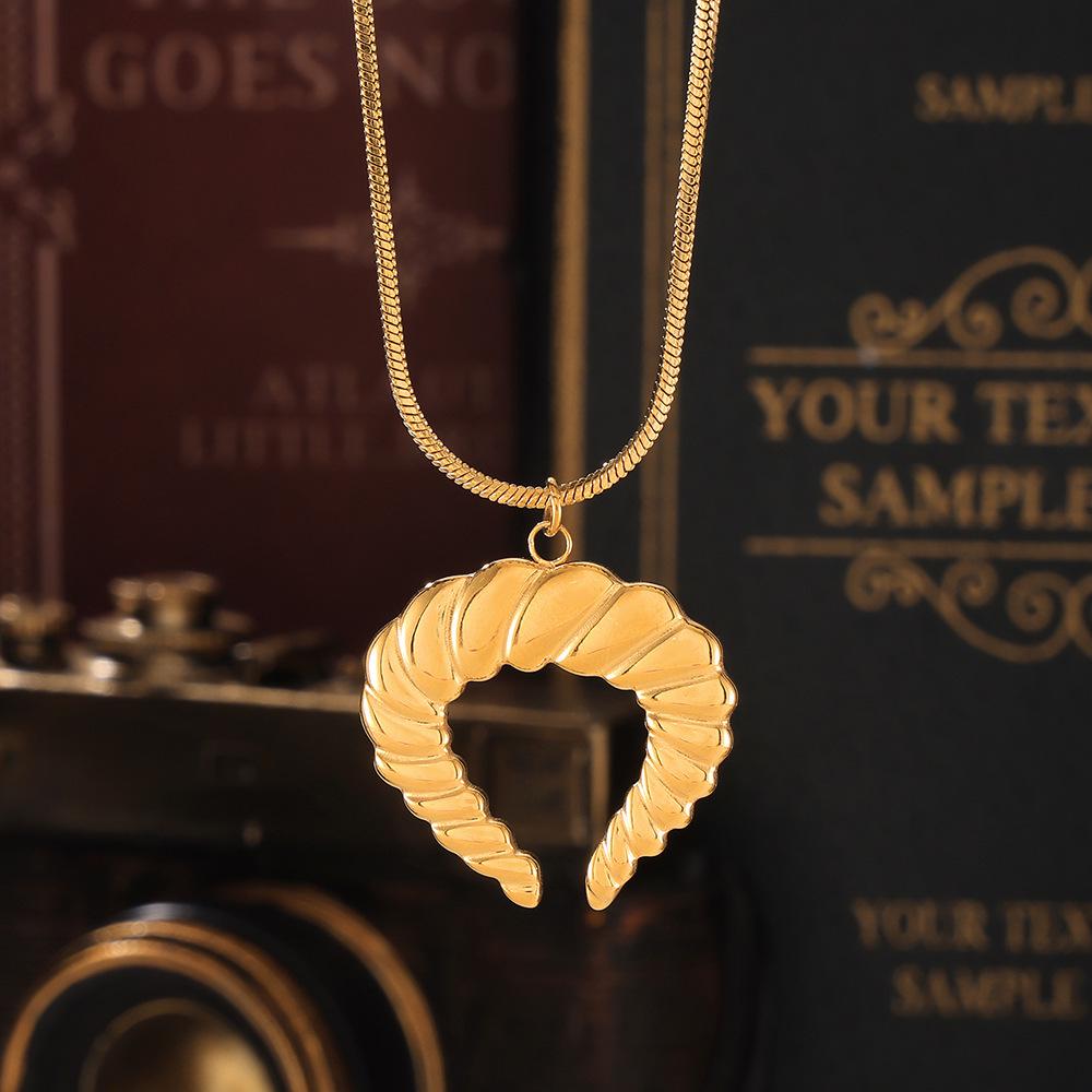 18K Gold-Plated Retro Horn Pendant Necklace with Ribbed Clavicle Chain - Non-Fading, European & American Individual Design.