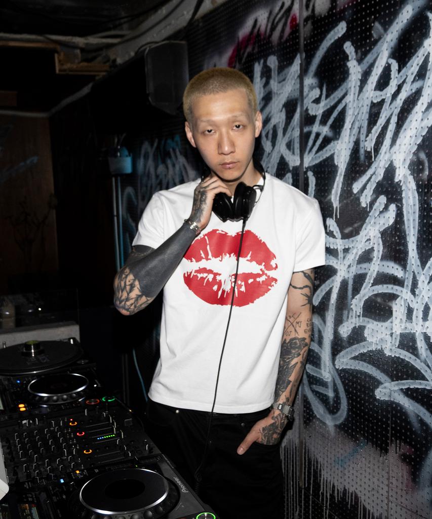 SHIRTMYLIPS Kiss Mark Rockstar Crop T-Shirt White