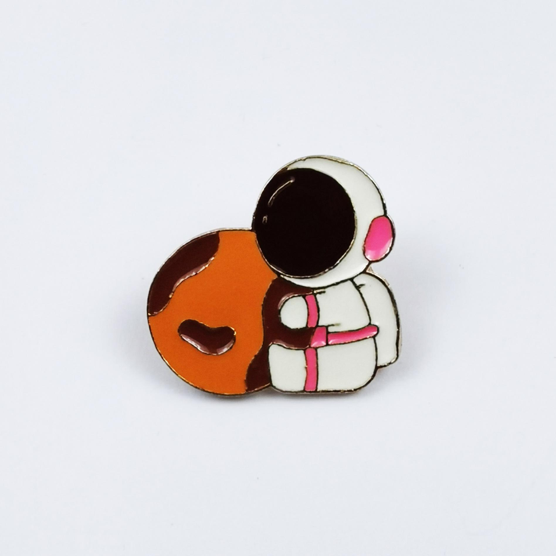 Cute Couple Astronaut Brooch: Planet Hugging Pin Badge