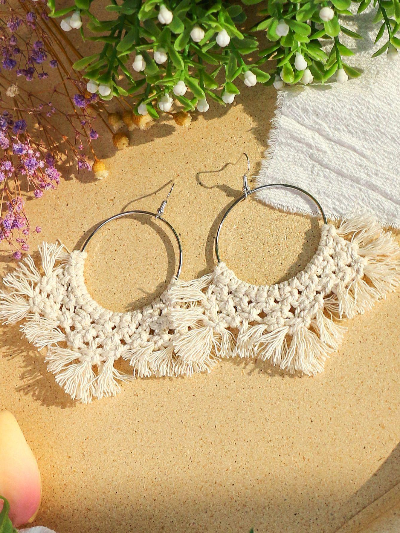 

Этнические плетеные серьги ручной работы с круглыми металлическими элементами. Богемные серьги для отпуска.