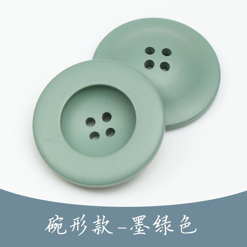 Svarta trenchcoat med hartsknappar, kostymimitation, hornknappar, färgade fyröglade knappar i exklusivt ullmönster