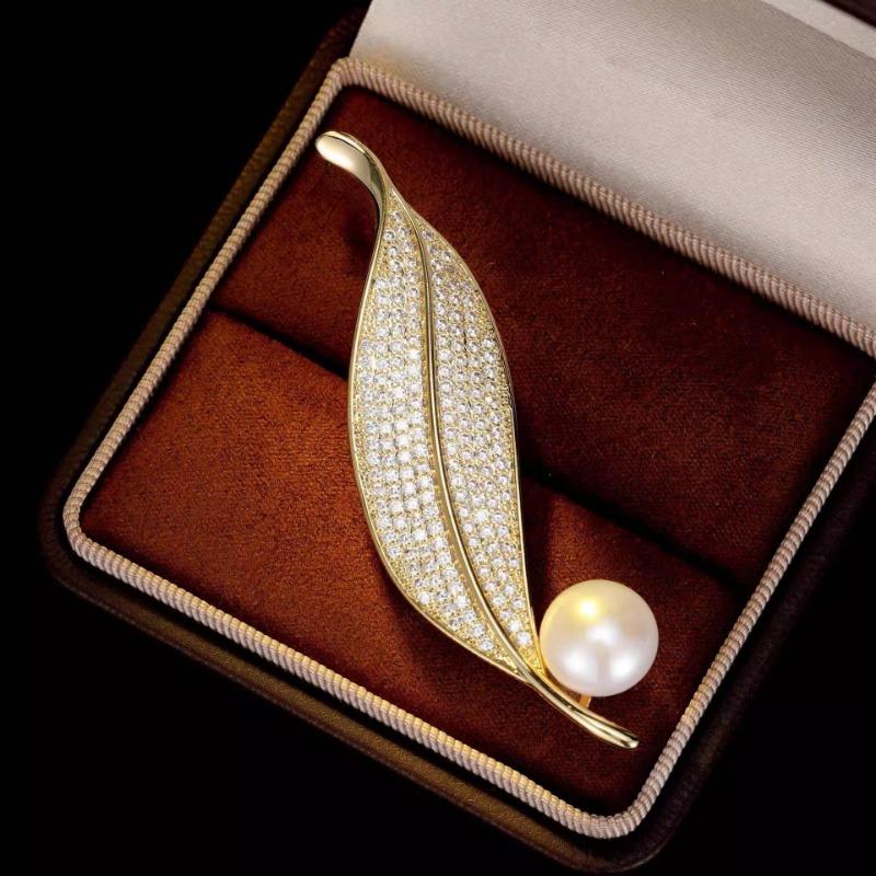 The Golden Leaf Zhenhui Brooch Is A Unique and Feminine Pearl Leaf Corsage with A Distinctive Design