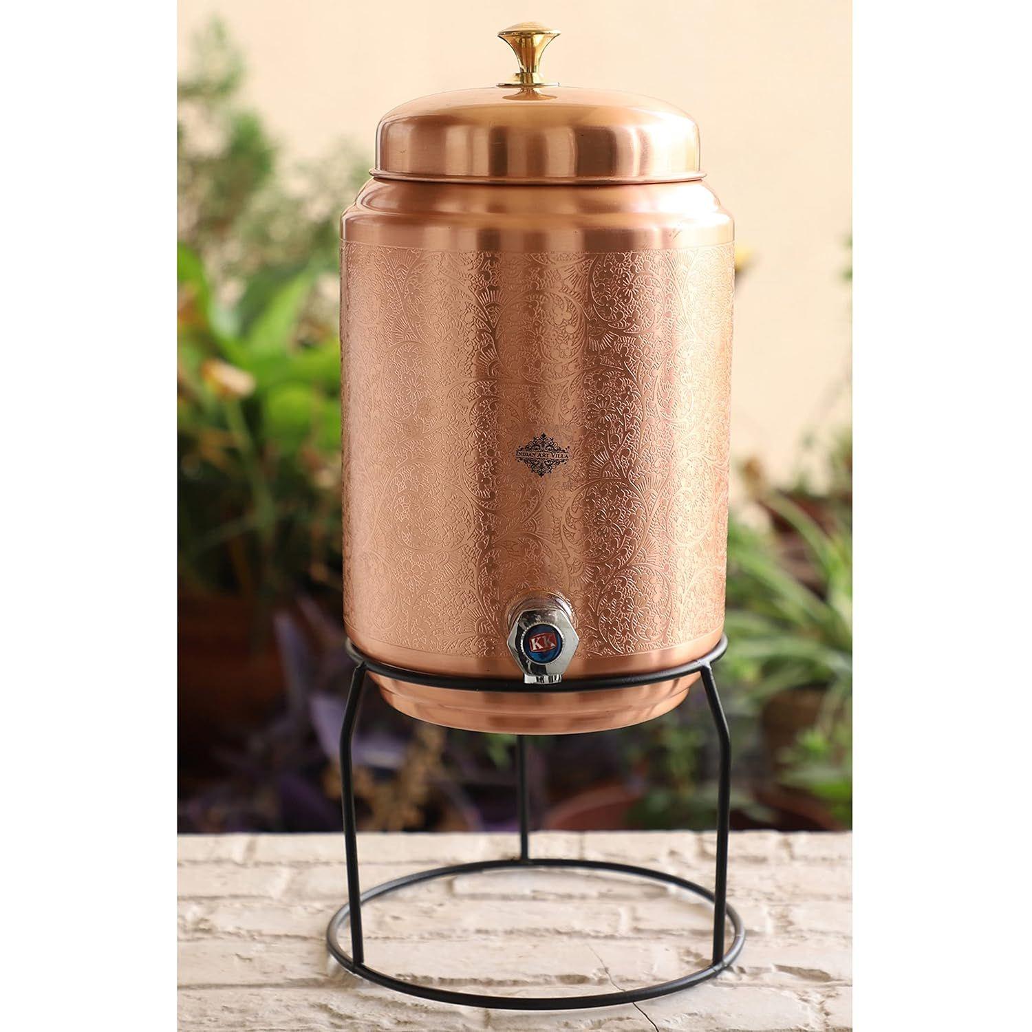 

Медный кувшин для воды, Дизайн с тисненым покрытием, с латунным краном и подставкой, Для хранения и подачи воды, Объем - 5 литров