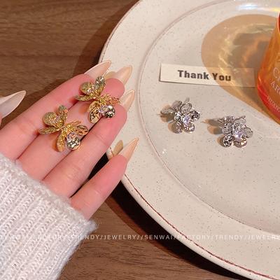Boucles d'oreilles puces en zircon floral texture vent froid personnalité unique tempérament boucles d'oreilles bijoux d'oreille pour femmes niche unique