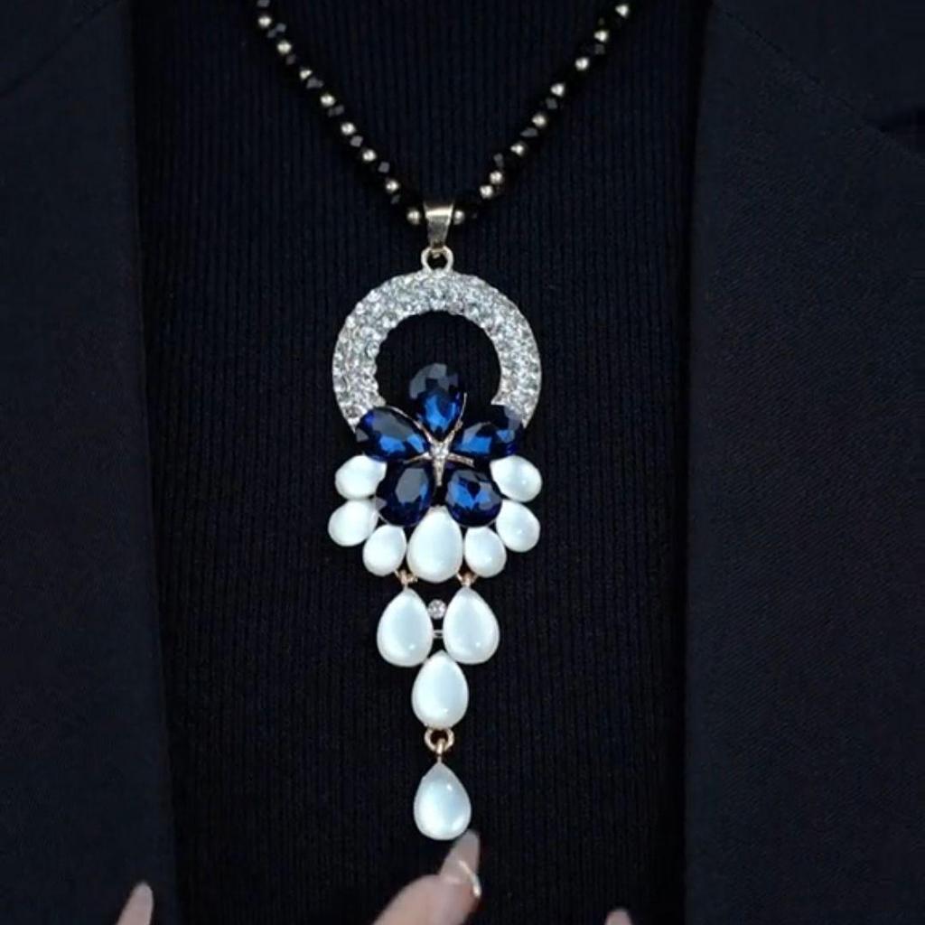 Women's Fashion Crystal Sweater Necklace with Flower Pendant - 2021 Versatile Charm Accessory