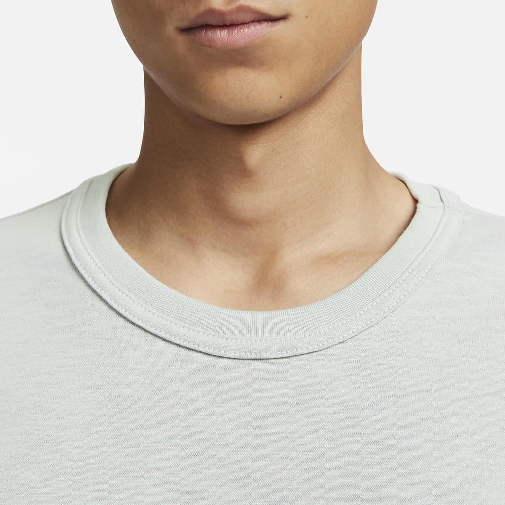 Nike T Shirts Men's Light Silver Crew Neck Moderate Straight Fit FN2646-034