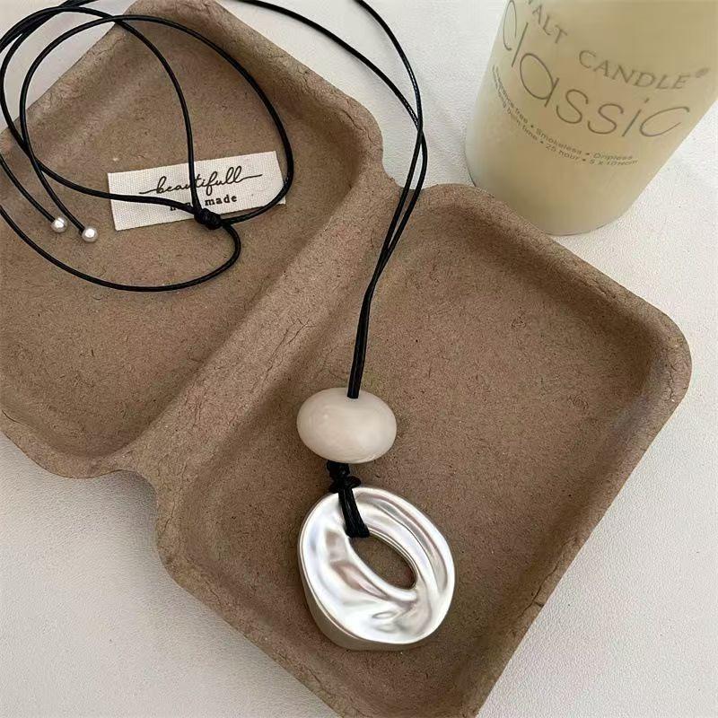 Irregular Geometric Pendant Necklace with Adjustable Pull-out Accessory
