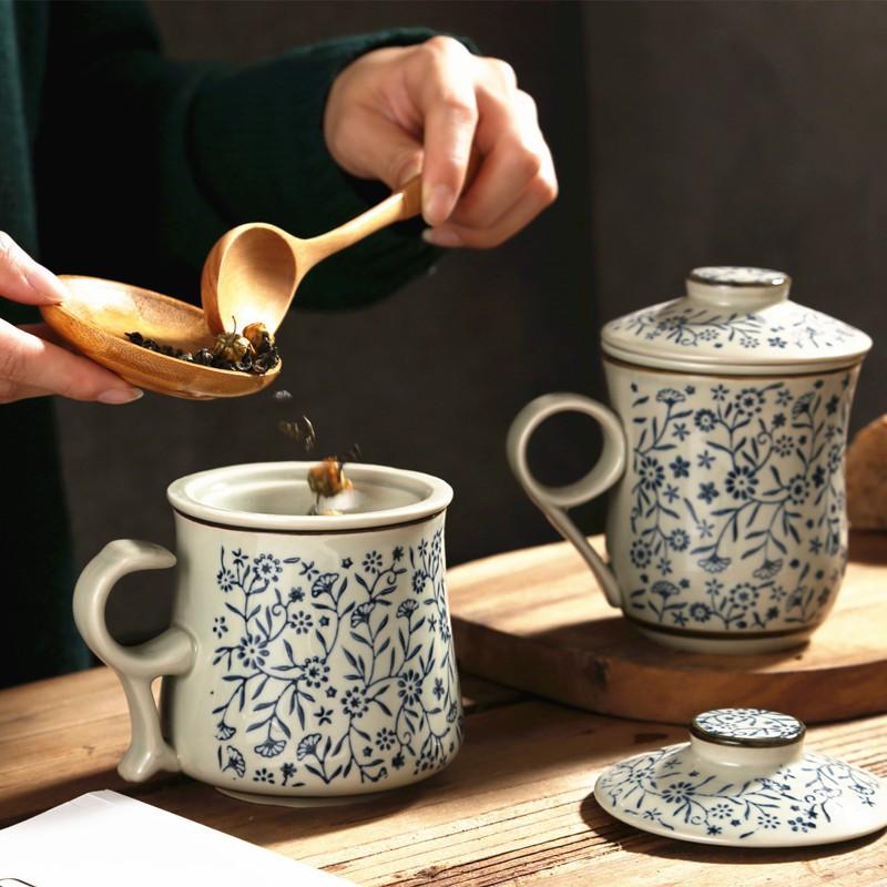 Modrobílý porcelánový šálek na čaj Keramický ručně malovaný Retro hrnek s oddělovačem na vodu a víčkem s filtrem Kancelářské šálky na čaj Nápojové nádobí