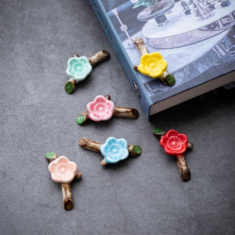 

Керамическая подставка для палочек в виде веток и листьев цветущей сливы, украшение, предметы интерьера 1pcs разноцветный