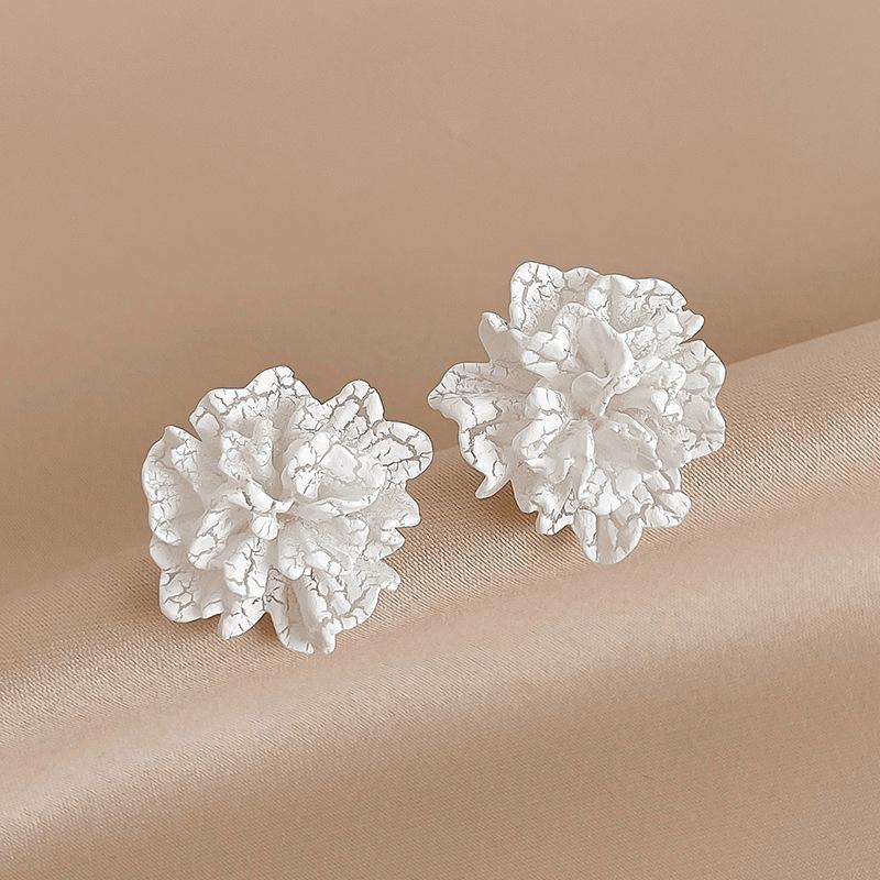 

Серьги-гвоздики в виде цветущего белого цветка для женщин, дизайн в полоску, акриловые лепестки неправильной формы, корейская мода, аксессуары для ушей для девочек