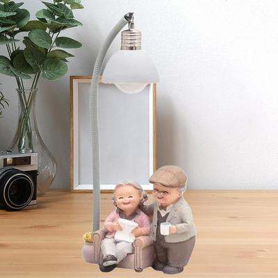 Loving Elderly Couple Figurines Grandparents Statue Table Top Decor Heartwarming Cat Hugging Decoration For Home Bedroom Family