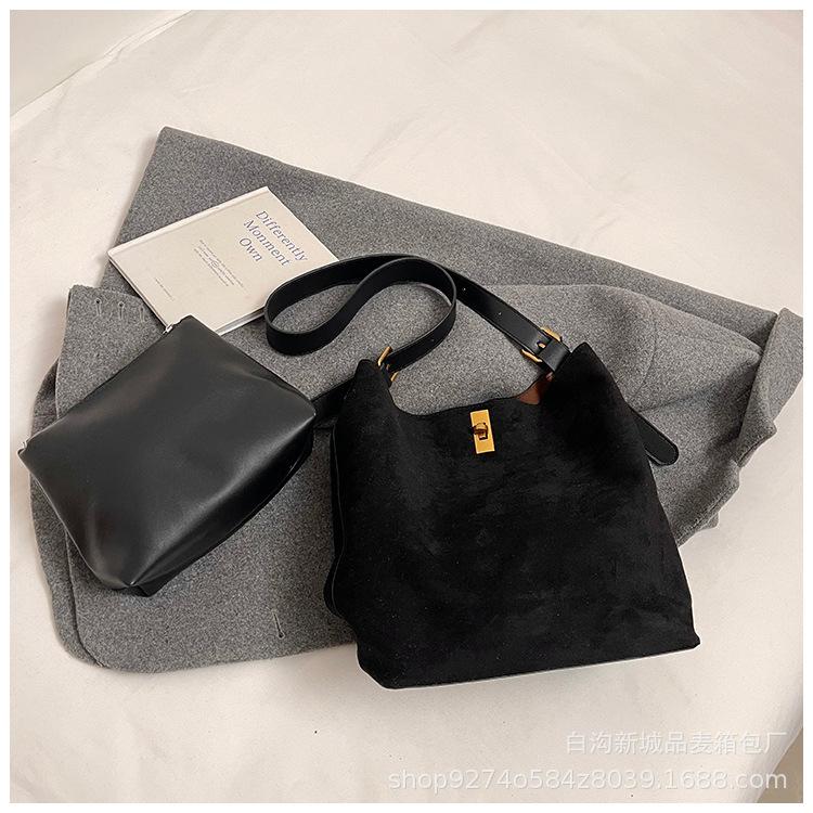 

Повседневная сумка-ведро из замшевого бархата большой вместимости для поездок на работу женская 2025 новая осенне-зимняя универсальная сумка через плечо сумка-ведро на плечо чёрный