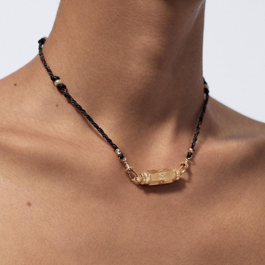 Regenbogen Anhänger Designs Halskette Trendige Geflochtene Seil Halskette mit Gold Finish und Regenbogen Anhänger für Zusammenkünfte