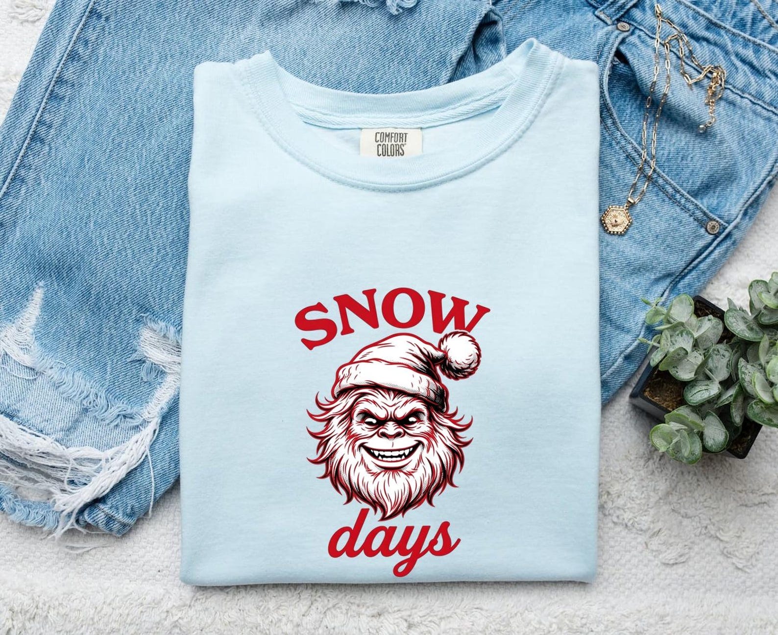 Yeti Santa Shirt Christmas Winter Gift Women Bold Graphic Tee Abominable Snowman T-Shirt Christmas Fan Graphic Tshirt Frosty Graphic Vintage M