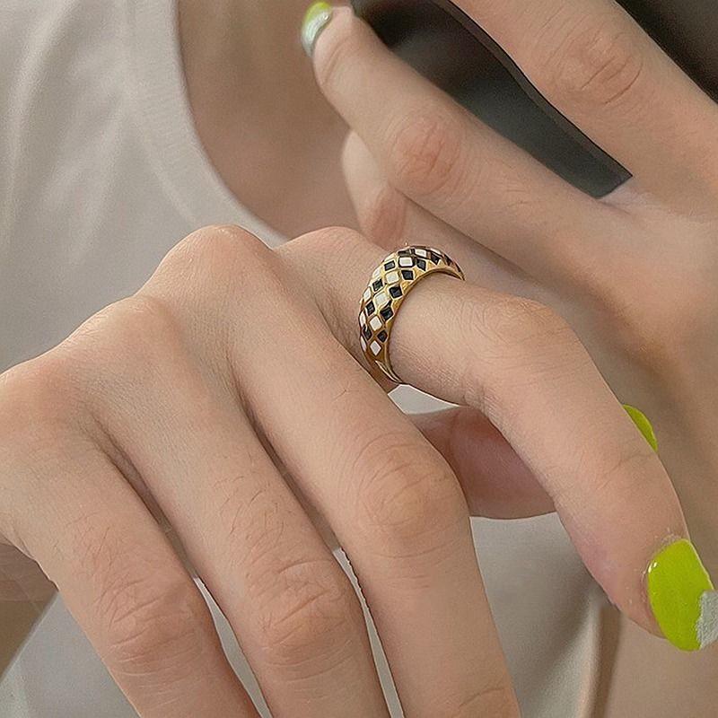 Niche Design Black & White Checkered Open Ring for Women – Simple, Retro, Versatile Style Inspired by European and American Fashion Trends
