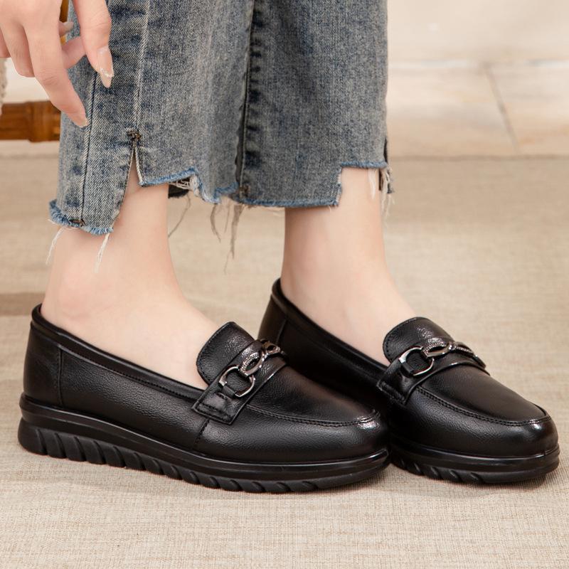 Soft Sole Non-Slip Genuine Leather Slip-On Shoes for Women, Perfect for Middle-Aged or Elderly Moms.