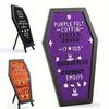 Ein hochwertiges Gothic Halloween Dekorations-Set - Schwarzes Sarg-Buchstabenbrett mit gruseligem Design und Holzständer für gruselige Geschenke