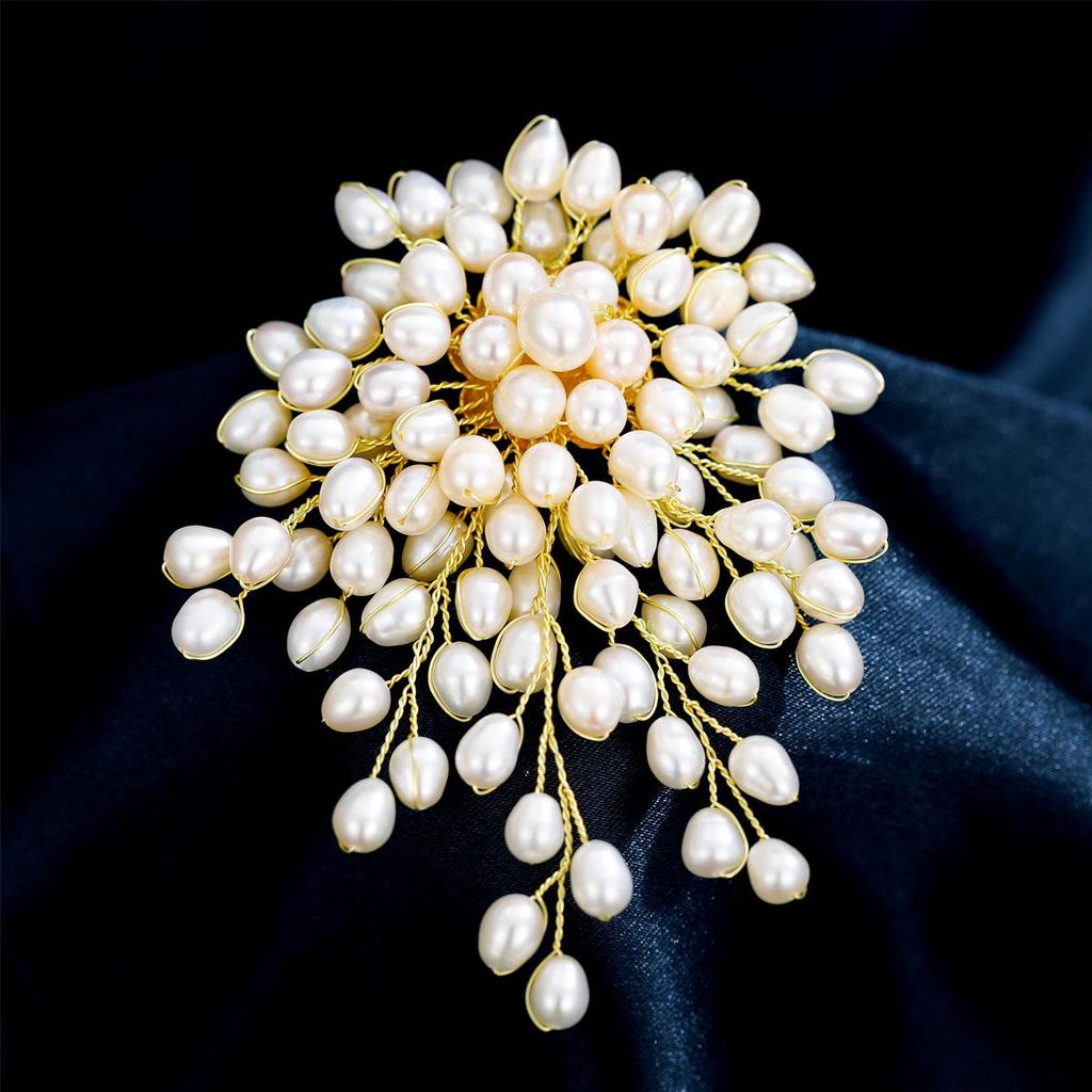 Broche en Perles d'Eau Douce Tissées à la Main - Accessoire Polyvalent Haut de Gamme