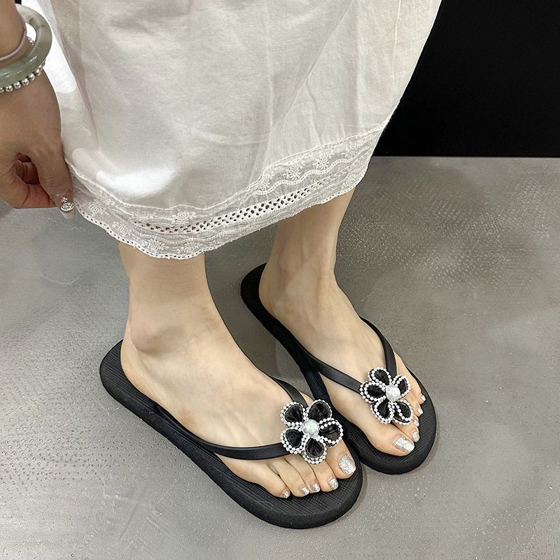 Beach Flat Bottom Pinch Foot Flower Flip-flops Female 2025 Summer Wear Sweet and Cute Cool Slippers Girl Heart Slippers