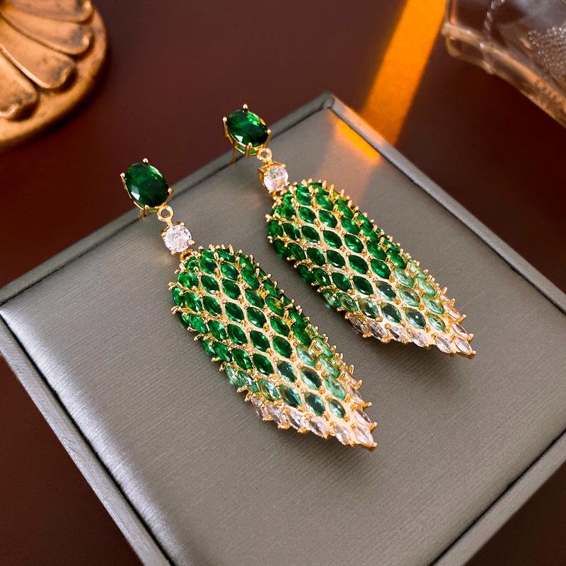 

Серьги овальной формы из позолоченного серебра 18 карат с цирконием — смелый, уникальный дизайн, стиль класса люкс