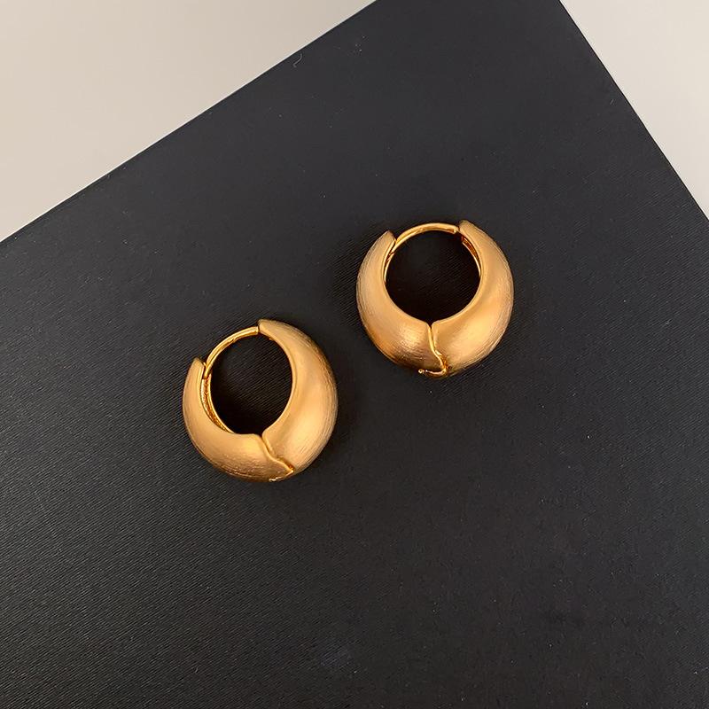 

Retro Heavy Duty Compact Matte Surface Sense Circle Earrings Female Personalized Fashion Cold Wind Temperament Earrings Female Ambience Back To School