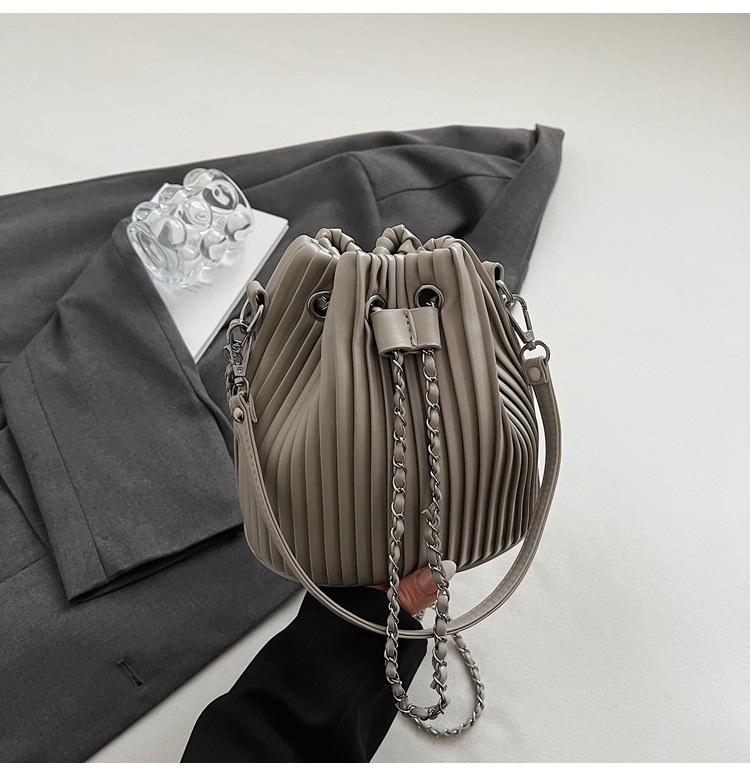 This Year, Niche Pleated Bags Are Popular, Women's 2025 New Spring and Summer Messenger Bags, Handbags, Korean Versatile Bucket Bags.