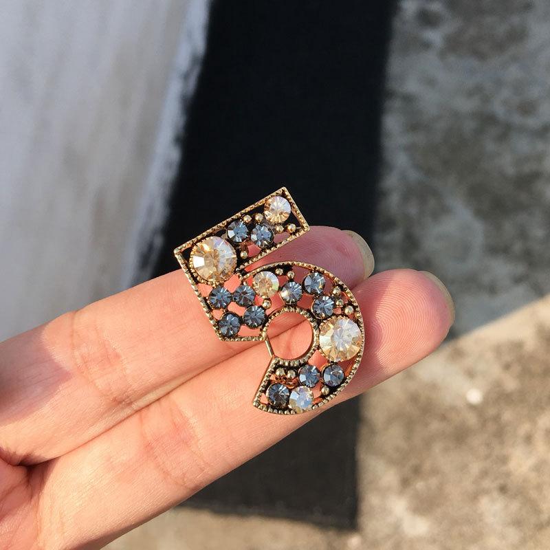Classic 5-Character Brooch With Diamonds, Digital 5-Pin Coat Accessory Brooch