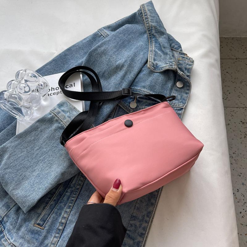 

Сумка через плече. Жіноча нова модна сумка під пахвами. Повсякденна сумка через плече рожевий