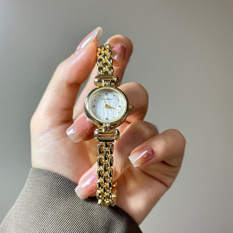 

Retro Exquisite And Compact Bracelet Watch, Simple Niche High-End Student Female Watch