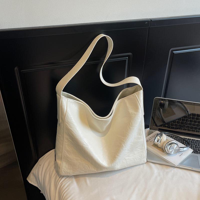 

Korean Style Retro Tote: Trendy, Large Capacity, Soft Leather Shoulder & Crossbody Bag for Autumn/Winter 41*12*33 cm білий