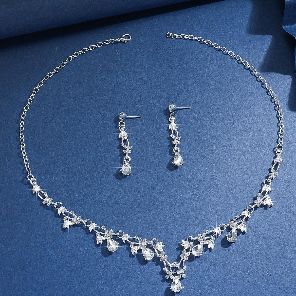 

Ladies fashionable, simple, light luxury style crown necklace earrings jewelry set suitable for wedding and holiday gifts