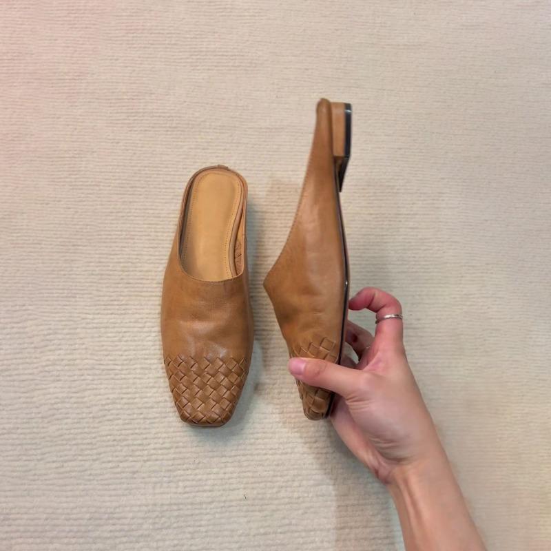 Sheepskin version of retro casual slippers, women's summer weaving, lazy people pedal cool slippers, and wear low-heeled bag head and half drag.