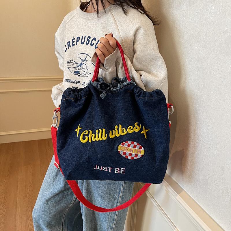 

Женская сумка-тоут, новая осенне-зимняя, винтажный дизайн, джинсовая сумка, студенческая, большой вместимости, с вышивкой букв, сумка через плечо темно-синий