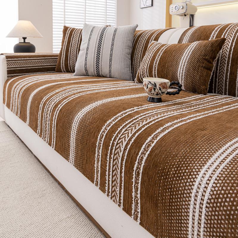 Чехол для дивана из шенилла для гостиной Four Seasons Universal Solid Striped Furniture Mat Anti-Slip Couch Подушка для домашнего декора 70x70cm коричневый