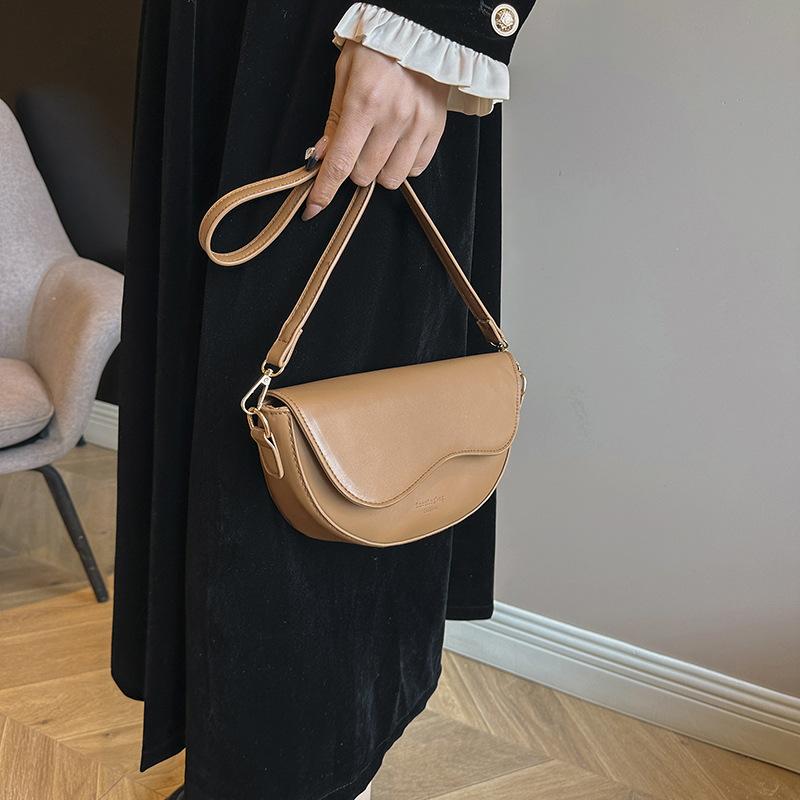 Textured Small Bag Women's 2025 New Popular Retro Versatile Messenger Bag Fashionable Shoulder Underarm Bag Small Square Bag Tide