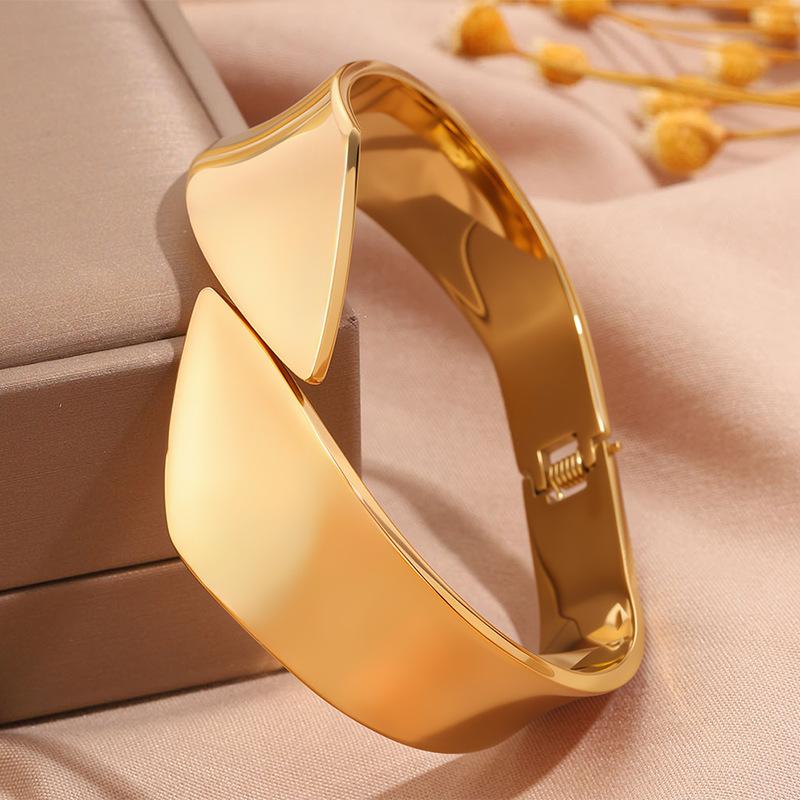 Hot-selling titanium steel bracelet, girls' high-end sense of fashion, popular light luxury in Europe and the United States, Gypsy star love diamond