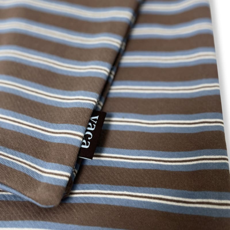 Vache. ÉCHARPE À RAYURES MARRON