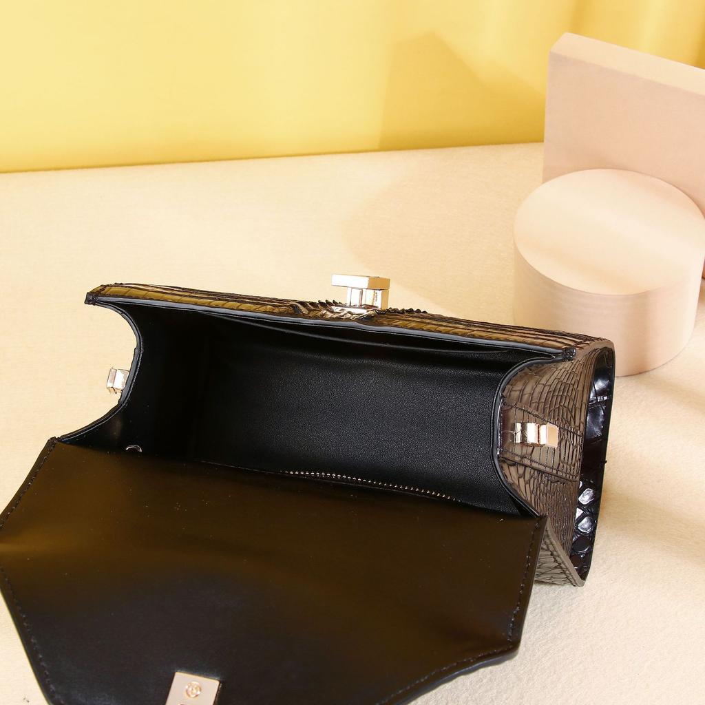 Genuine Hand-held Small Bag with Crocodile Pattern At The Counter. It Is Fashionable, Stylish and Versatile. It Is A Single-shoulder Crossbody Bag