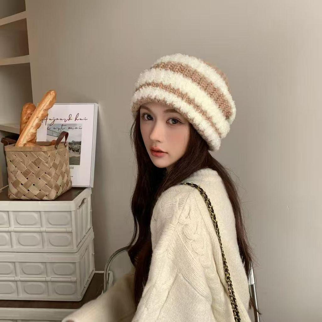 Căciulă tricotată din lână cu dungi pentru femei - Căciulă de pescar caldă de iarnă cu protecție pentru urechi și design plușat care acoperă capul.