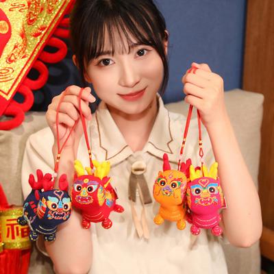 Rok 2024 Maskot Drak Přívěsek Plyšová panenka Čínský lidový vzor výšivky Roztomilý zvěrokruh