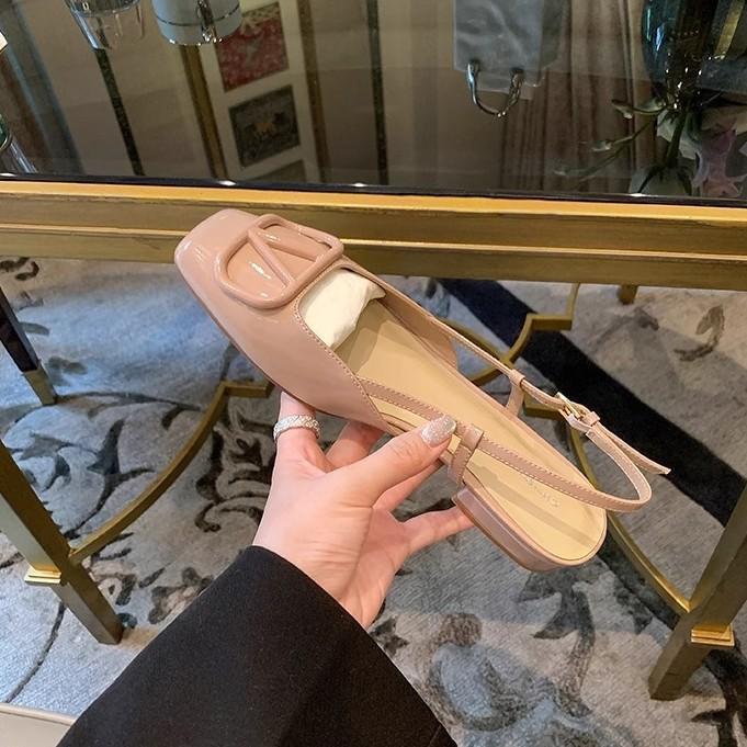 Su Yinyin has the same square head V buckle thick heel bag head rear empty sandals, fairy temperament casual and versatile flat sandals.