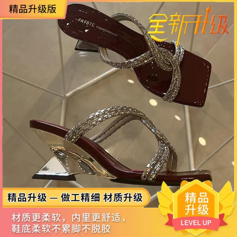 

2025 лето новые шлепанцы с открытым носком женские для улицы темпераментный квадратный носок стразы перекрещенные ремешки сандалии на высоком каблуке 42 бордовый