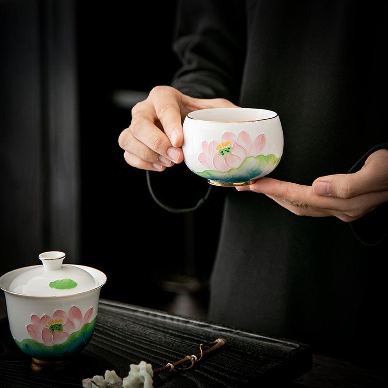 High-end hand-painted master cup ceramic teacup creative hydrangea white porcelain arhat cup kung fu tea set personal tea bowl
