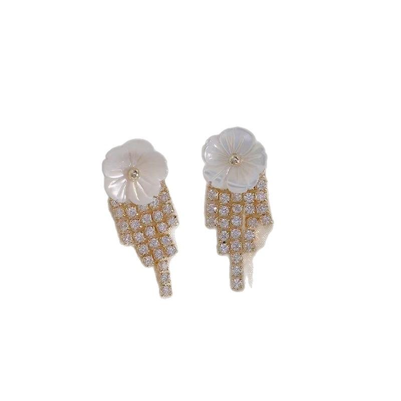 Stylish Sweet Fringed White Flower Earrings Women's Niche Design Sense Versatile Stud Earrings Exquisite Trendy Earrings
