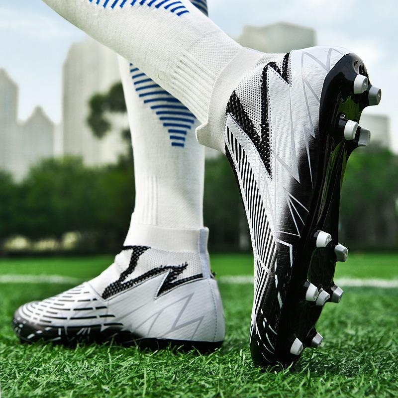 Nové vysoké fotbalové boty, studenti a studentky, zlomené nehty, dospělé hry, dlouhé nehty, dětský trénink