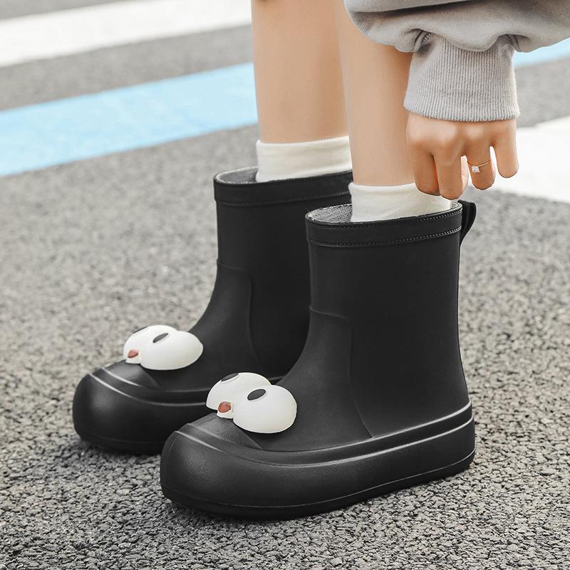 Stylish and cute women's medium tube rain shoes Cartoon rain boots Medium tube water boots Adult four-season warm and waterproof shoes for work wear