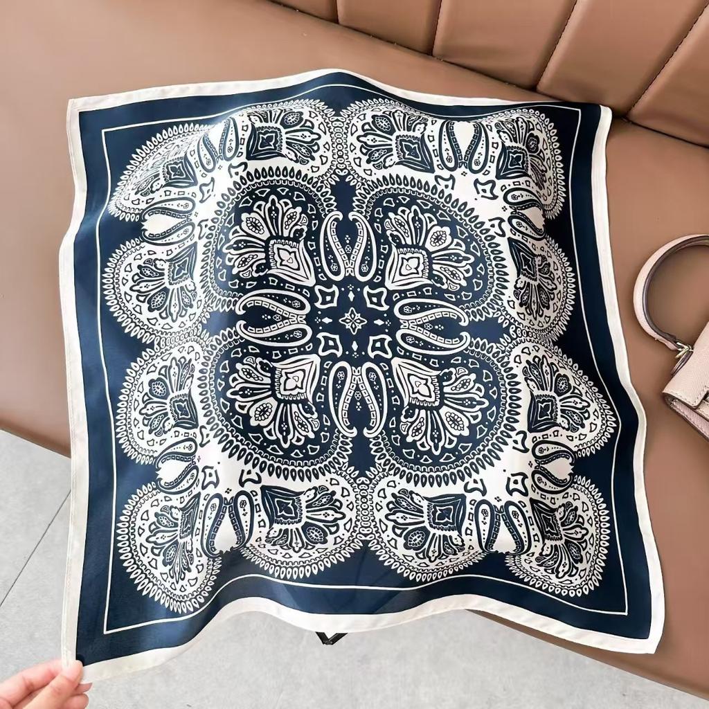 Light luxury Nordic style purple morning glory printing mulberry silk silk scarf women's high-end temperament 111 silk small square scarf