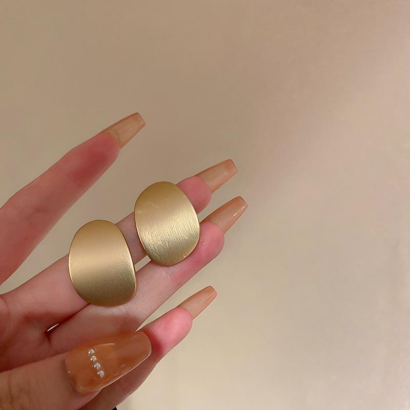 Metal wind round geometric earrings niche simple versatile stud earrings ins fashion high-end earrings