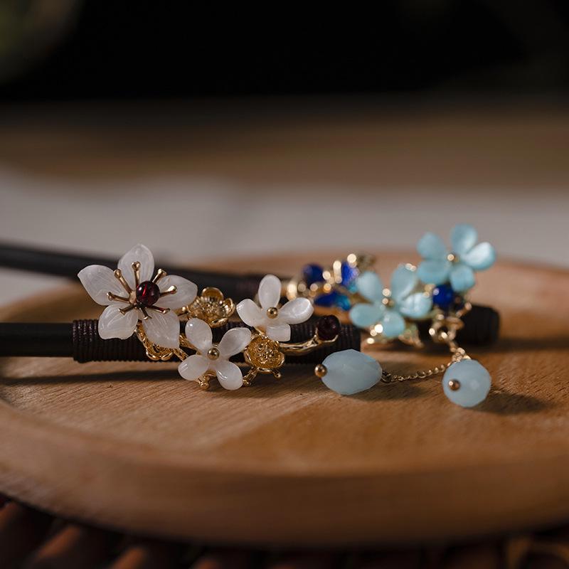 Vintage-Style Ebony Imitation Hairpin with Tassels and Wooden Step-Shaking Design for Hanfu and Ancient Costume Accessories